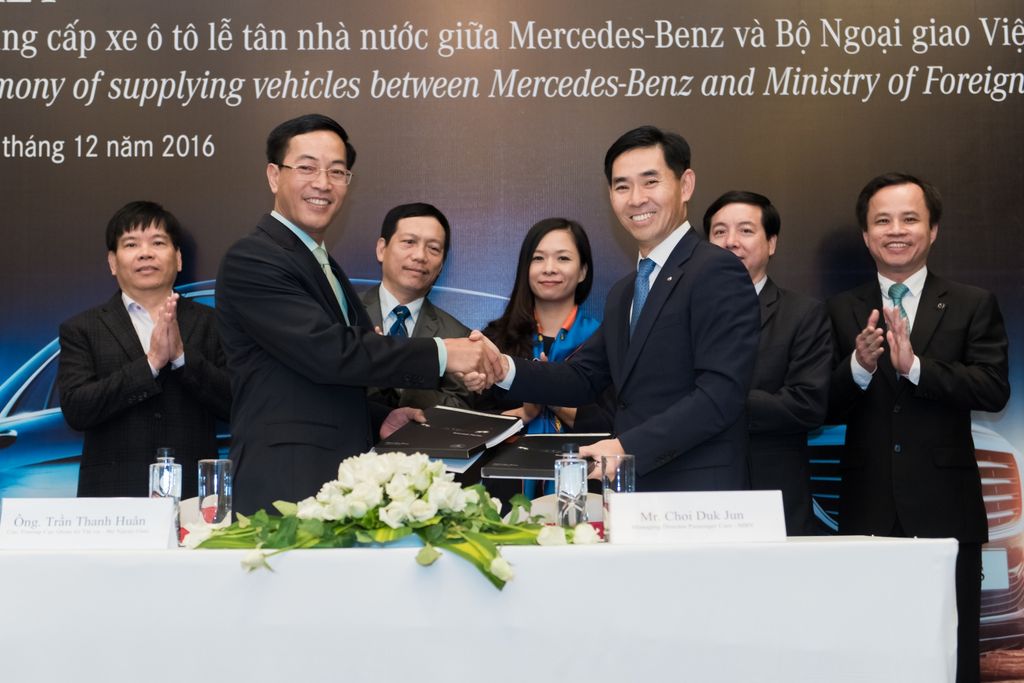 Mercedes-Benz Việt Nam ký kết hợp đồng cung cấp 25 xe S-Class với Bộ Ngoại giao