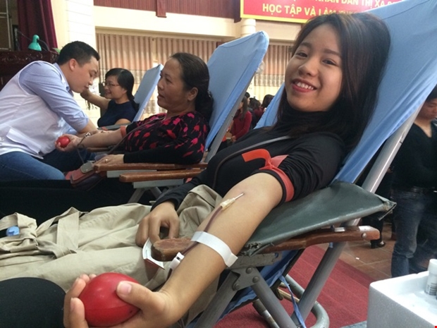 Hơn 300 cán bộ, giáo viên thị xã Sơn Tây chung tay hiến máu tình nguyện