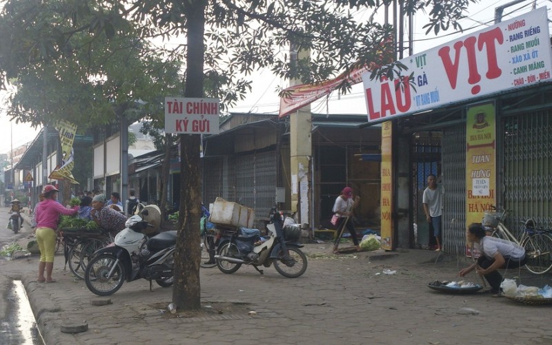 Tại khu vực phố Nhổn (Bắc Từ Liêm, Hà Nội):  Họp chợ lấn chiếm vỉa hè, lòng đường