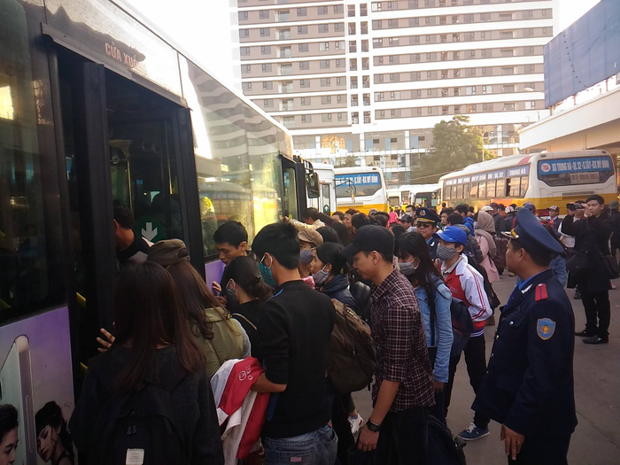 Hàng trăm lượt xe buýt miễn phí được huy động trung chuyển hành khách