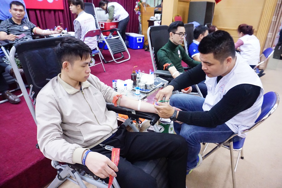 Cán bộ đoàn viên HANDICO hiến máu nhân đạo