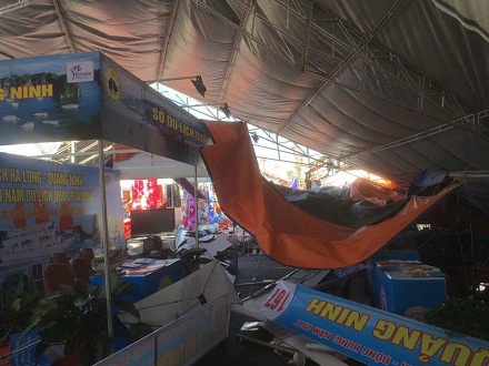 Quảng Ninh: Lốc xoáy bất ngờ khiến hàng loạt gian hàng tại Hội chợ Việt-Trung  bị hư hỏng