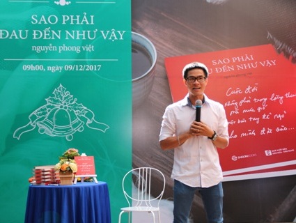Nguyễn Phong Việt kí tặng cuốn sách thứ sáu tại Hà Nội