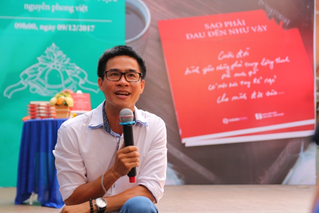 Nguyễn Phong Việt kí tặng cuốn sách thứ sáu tại Hà Nội