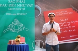 Nguyễn Phong Việt kí tặng cuốn sách thứ sáu tại Hà Nội