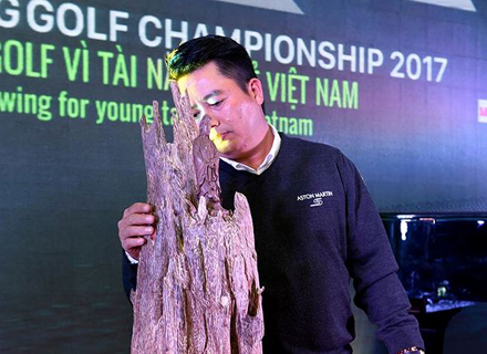 Golfer Phạm Tiến Dũng đã trở thành chủ nhân của khối trầm hương nặng 4,4 kg với giá 210 triệu đồng