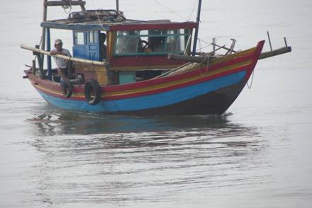 Những ngư dân nặng lòng với biển