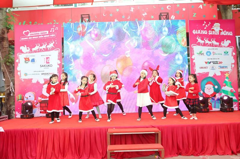 Đại tiệc Giáng sinh tràn ngập tiếng cười tại Bệnh viện Nhi Trung ương