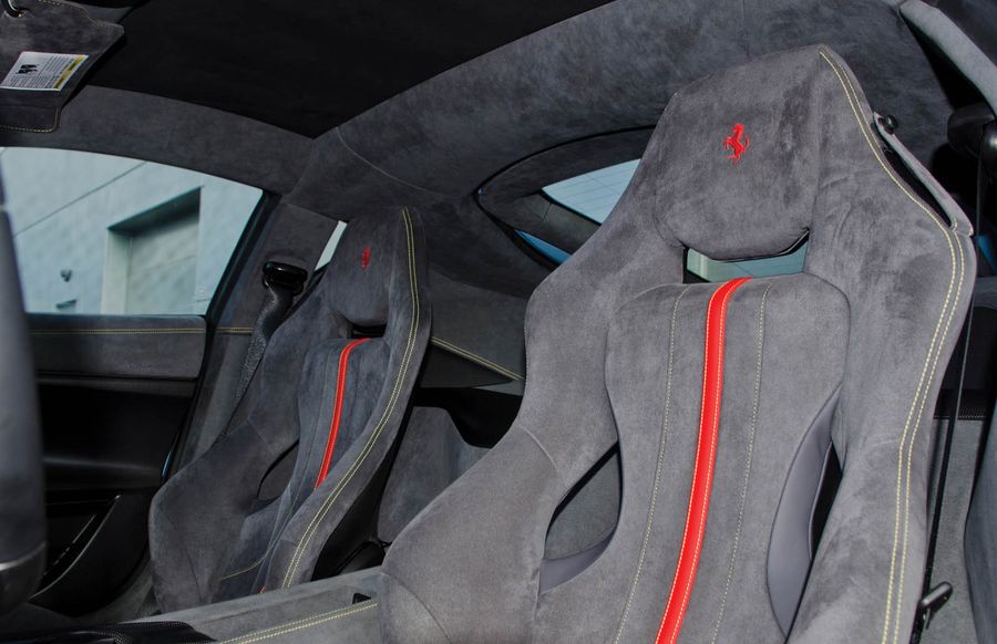 Ngắm siêu phẩm Ferrari F12 TdF nổi bật với sọc đua cờ Pháp, có giá gần 30 tỷ VNĐ