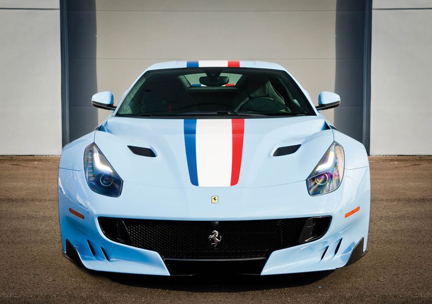 Ngắm siêu phẩm Ferrari F12 TdF nổi bật với sọc đua cờ Pháp, có giá gần 30 tỷ VNĐ