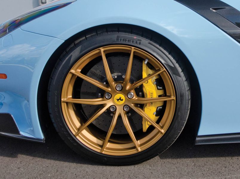 Ngắm siêu phẩm Ferrari F12 TdF nổi bật với sọc đua cờ Pháp, có giá gần 30 tỷ VNĐ