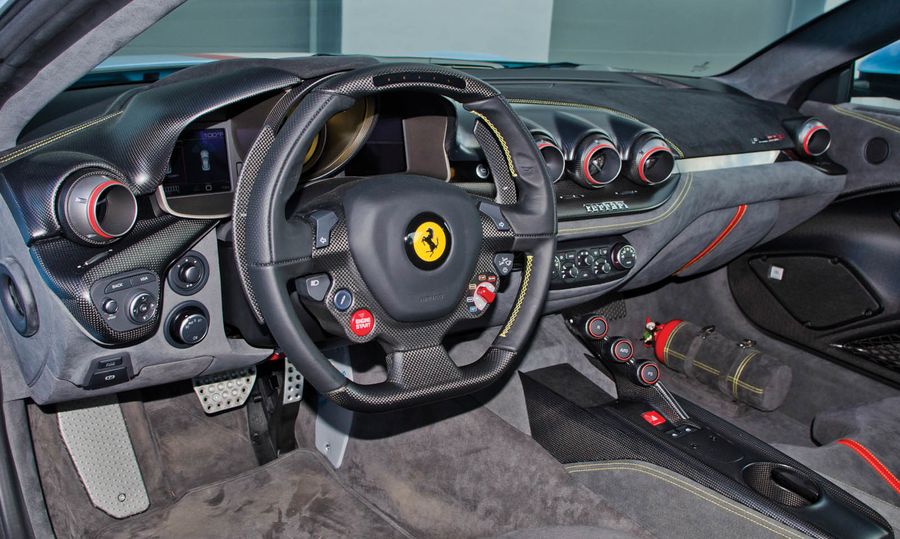 Ngắm siêu phẩm Ferrari F12 TdF nổi bật với sọc đua cờ Pháp, có giá gần 30 tỷ VNĐ