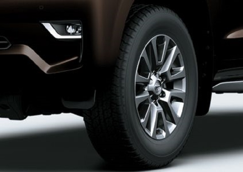 Toyota Land Cruiser Prado 2017 chào khách hàng Việt với giá 2,3 tỷ đồng