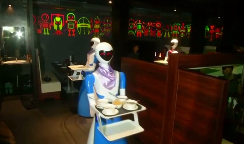 Robot thay người phục vụ tại nhà hàng Ấn Độ