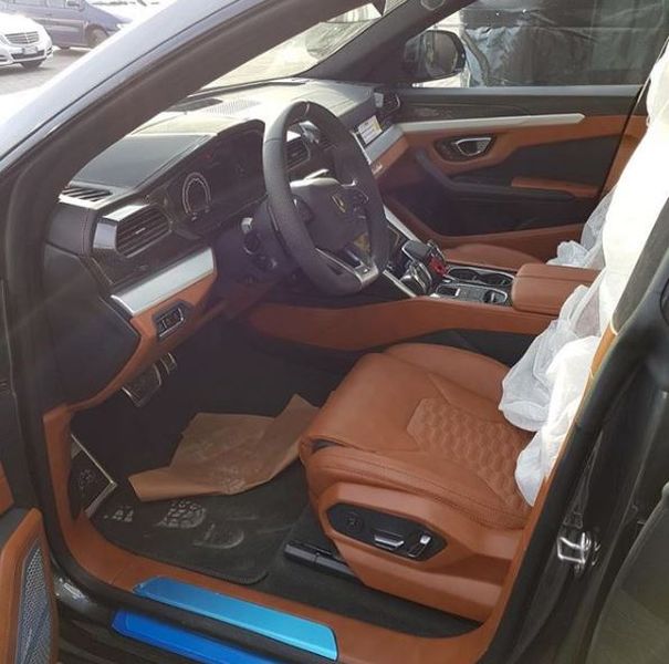 Ngắm Lamborghini Urus màu xám Grigio Lynx ngoài đời thực