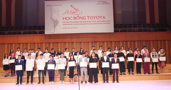 Bé Bôm của Điều ước thứ 7 nhận học bổng Toyota