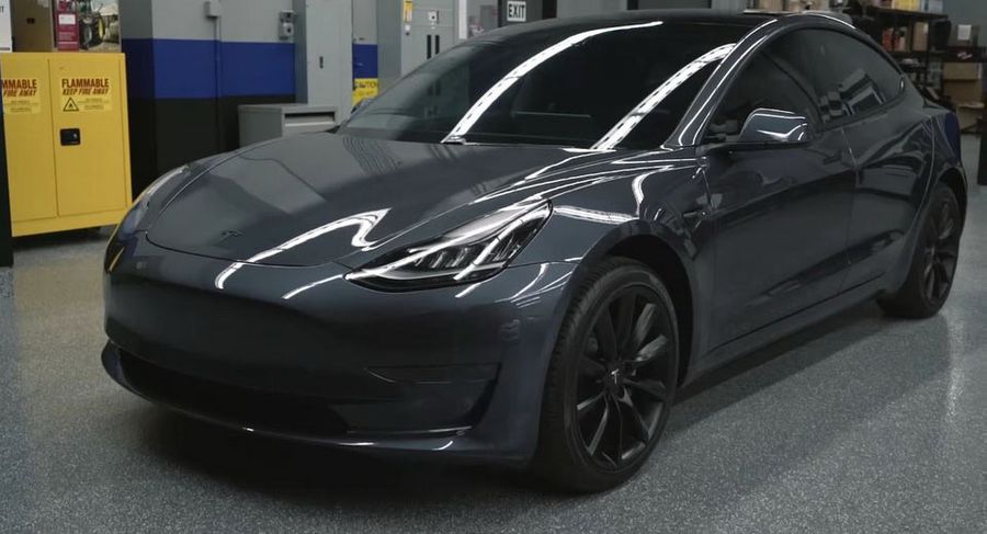 Xe điện Tesla Model 3 mạnh mẽ hơn nhờ gói độ sắc tối - đen từ đầu tới chấn