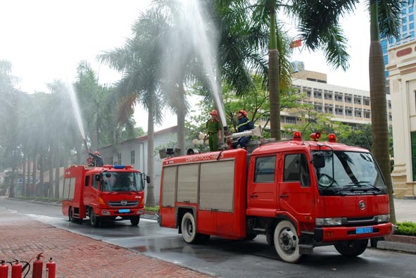 Lực lượng cảnh sát pccc tập trung kiểm tra, hướng dẫn các điều kiện đảm bảo an toàn PCCC (hình minh họa)