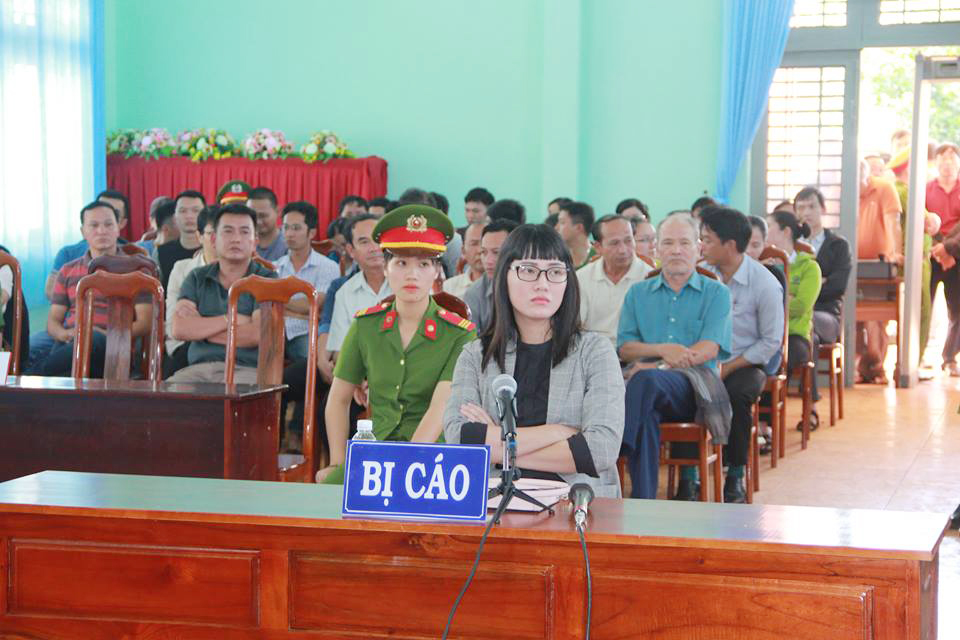 Xúc phạm quốc kỳ, người phụ nữ (Đắk Lắk) phải ngồi tù hơn 2 năm