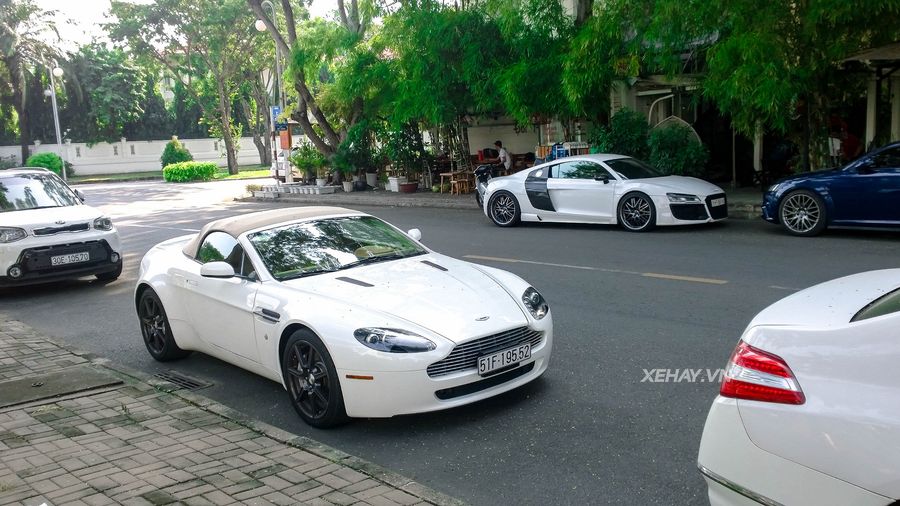 Chạm mặt Aston Martin Vantage Roadster màu trắng độc nhất Việt Nam