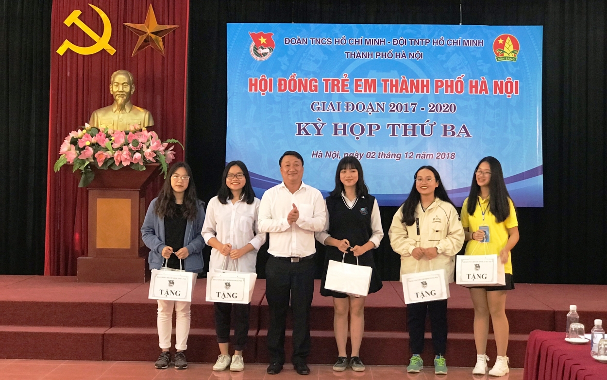 Đại diện lãnh đạo Đoàn Thanh niên - Hội đồng Đội TP Hà Nội tặng quà các bạn không tiếp tục tham gia Hội đồng trẻ em Thành phố giai đoạn 2017 – 2020