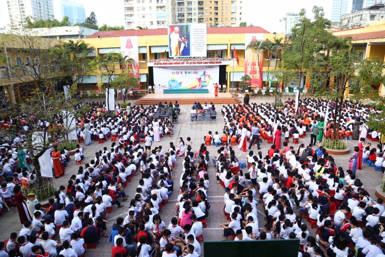 Các em học sinh trường Tiểu học Kim Đồng tham gia lễ phát động cuộc thi