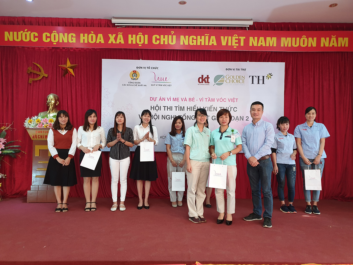 Ông Nguyễn Hữu Việt (thứ ba từ bên phải) - Đại diện Tổ chức DKT International Inc, trao giải nhất trị giá 3 triệu đồng cho đội thi đến từ Công ty Canon Việt Nam.