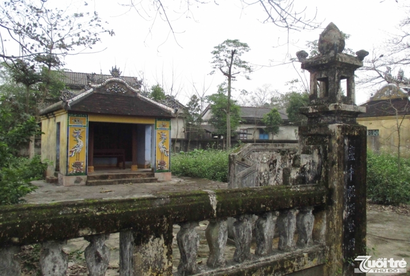 Ngôi làng này cách trung tâm TP. Huế khoảng 7 cây số. Tại làng này, có nhiều nơi lưu giữ tuổi thơ của Người ở Huế như nhà lưu niệm Bác Hồ, miếu Am Bà, di tích Bến Đá, đình làng. Tất cả tạo nên hệ thống di tích lưu niệm Chủ tịch Hồ Chí Minh