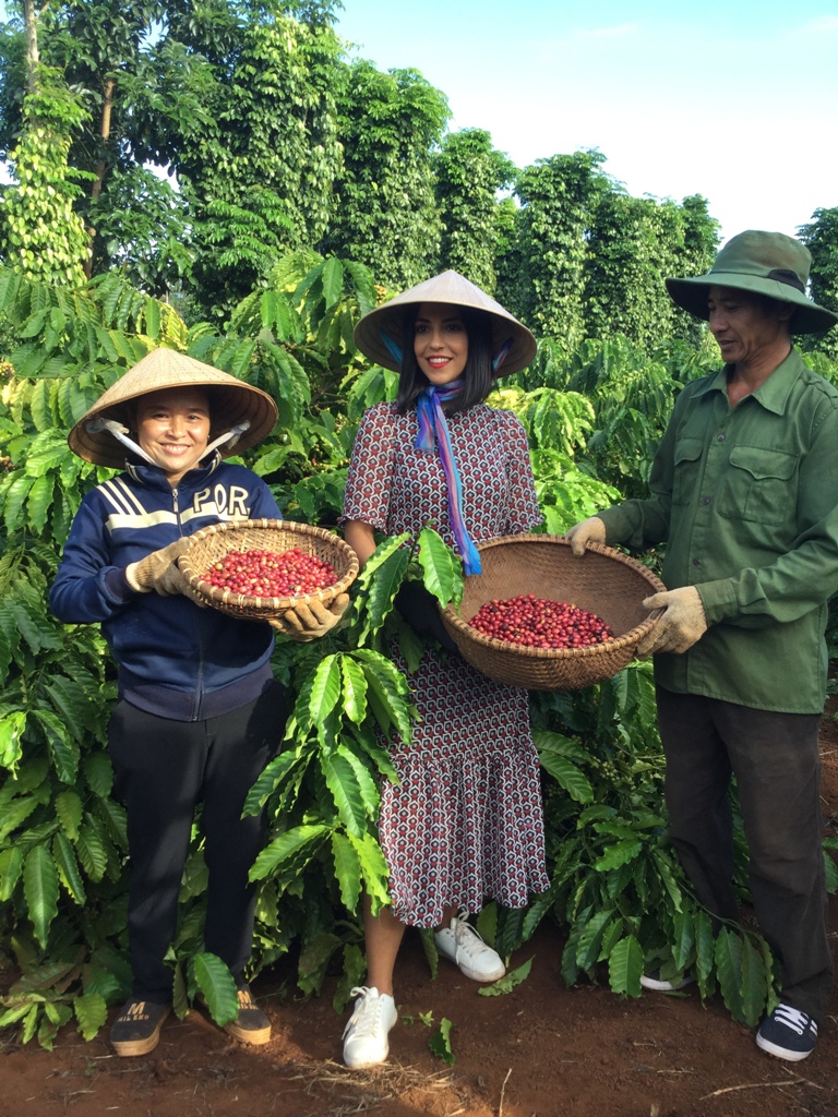 Nữ phát thanh viên đài MBC tự hào với thành quả hái quả cà phê chín dưới sự hướng dẫn của chị Nguyễn Thị Huệ, nông dân Đắk Lắk, tham gia dự án NESCAFÉ Plan từ năm 2012