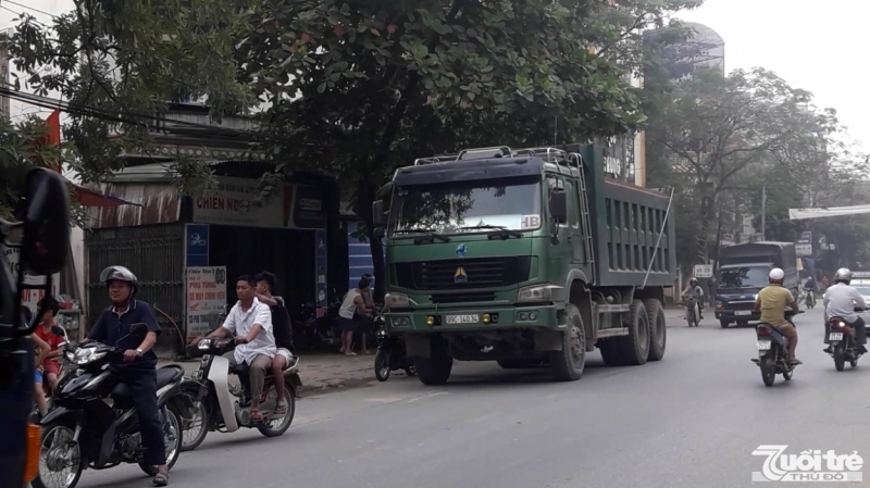 Xe có biểu hiện quá khổ quá, quá tải ngang nhiên hoạt động tại Thị trấn Chờ, huyện Yên Phong.