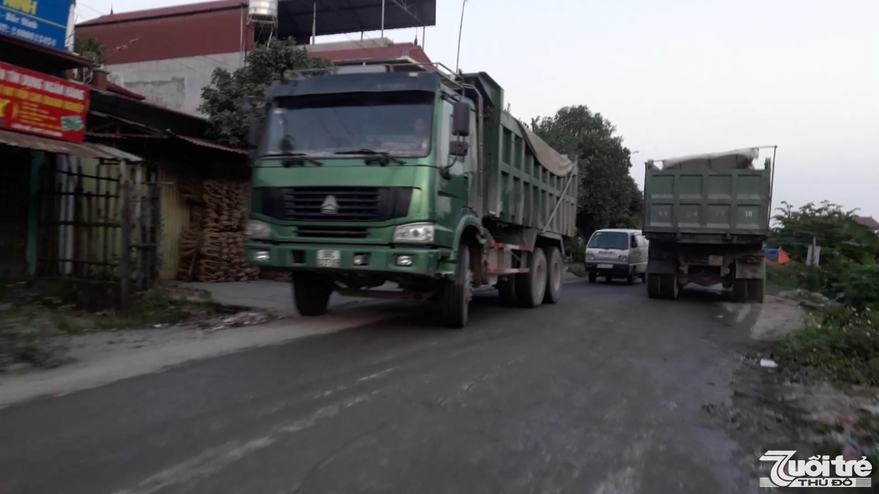 Rất nhiều chiếc xe trọng tải vài chục tấn hoạt động tại đê sông Cầu thuộc địa phận xã Đông Tiến, huyện Yên Phong, tỉnh Bắc Ninh.