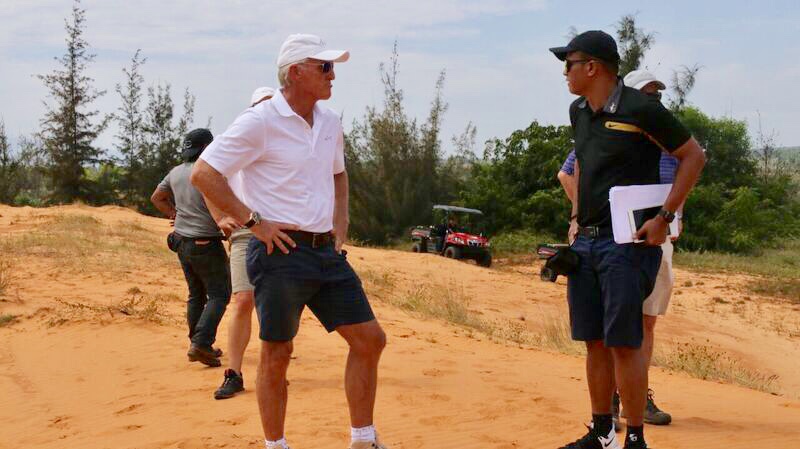 Ông Greg Norman (bên trái) khảo sát thực tế cho sân gôn chuẩn bị triển khai tại Phan Thiết