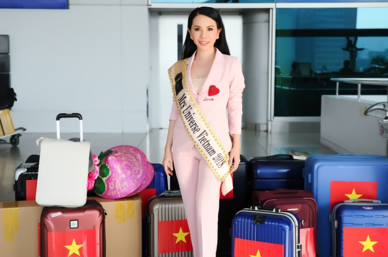 Châu Ngọc Bích rạng rỡ ngày lên đường dự thi Mrs Universe 2018