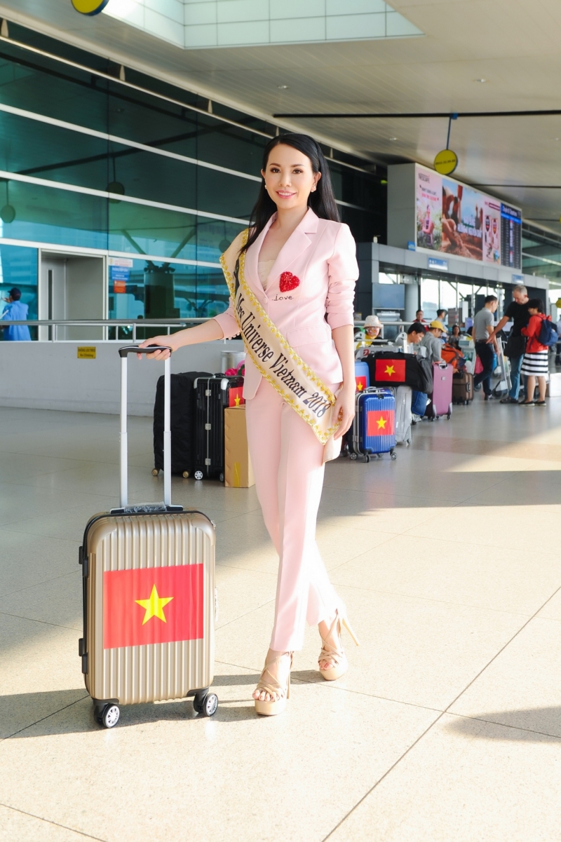 Châu Ngọc Bích rạng rỡ ngày lên đường dự thi Mrs Universe 2018