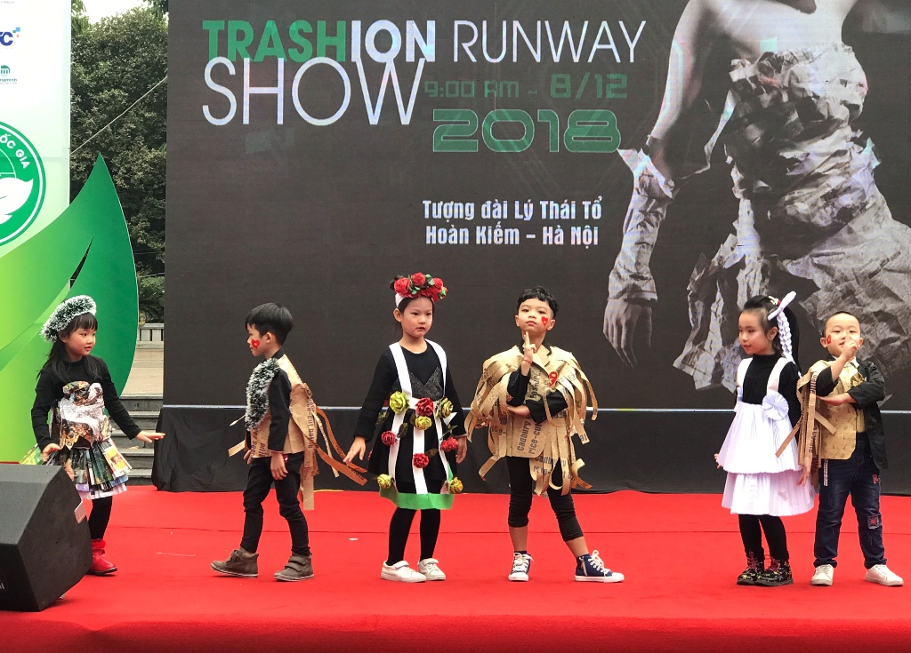 Các em nhỏ trình diễn bộ sưu tập thời trang với chủ đề “Rác tái chế - TRASHION runway show”