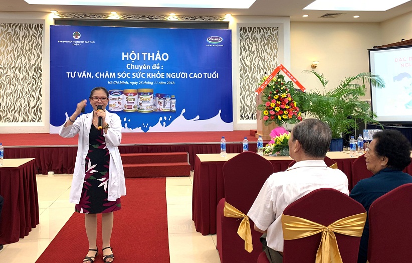 BS Chuyên khoa 1 – Phó Trưởng khoa Dinh dưỡng lâm sàng TP HCM Nguyễn Thị Ánh Vân chia sẻ kiến thức với người tham dự hội thảo