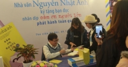 Độc giả đội mưa xếp hàng xin chữ ký nhà văn Nguyễn Nhật Ánh