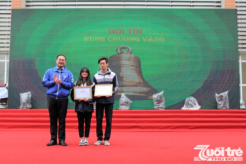 Bí thư Thành đoàn Hà Nội Nguyễn Ngọc Việt trao giải nhất cho thí sinh Đặng Thị Huyền Trang đều đến từ trường THPT Liên Hà, Đông Anh, Hà Nội.