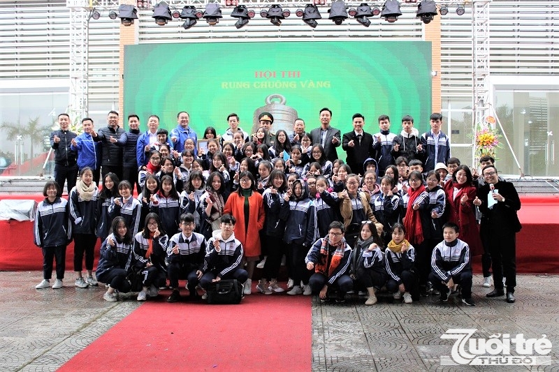 Các thí sinh chụp ảnh lưu niệm cùng với lãnh đạo và BTC hội thi