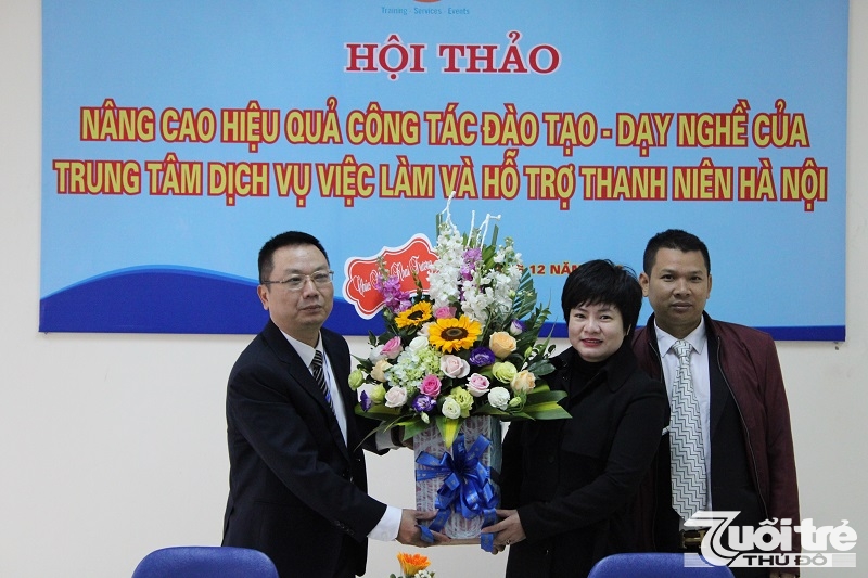 Các đại biểu tặng hoa cho Trung tâm DVVL và Hỗ trợ Thanh niên Hà Nội.