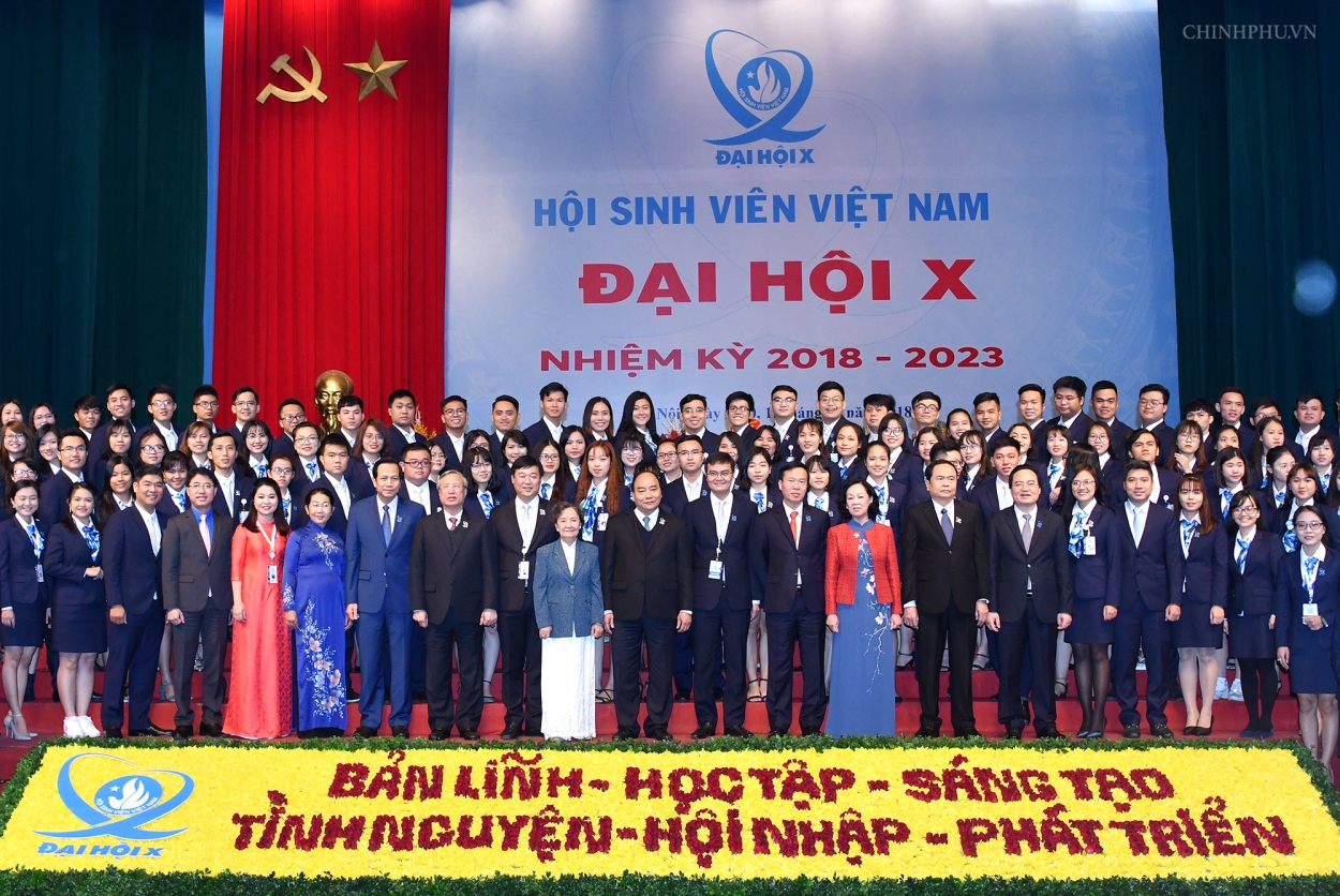 Thủ tướng Nguyễn Xuân Phúc và các đồng chí lãnh đạo Đảng, Nhà nước, MTTQVN chụp ảnh lưu niệm với các đại biểu dự đại hội.