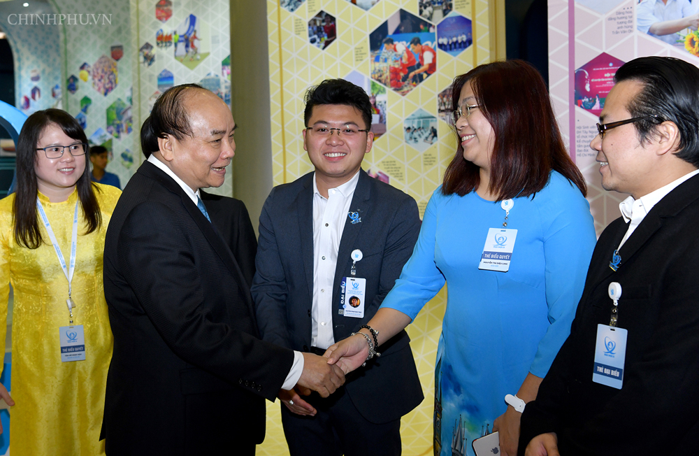 Thủ tướng Nguyễn Xuân Phúc trao đổi với các đại biểu sinh viên Việt Nam tại nước ngoài.