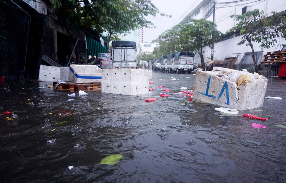 Đà Nẵng mưa lớn, nước ngập mênh mông thành phố