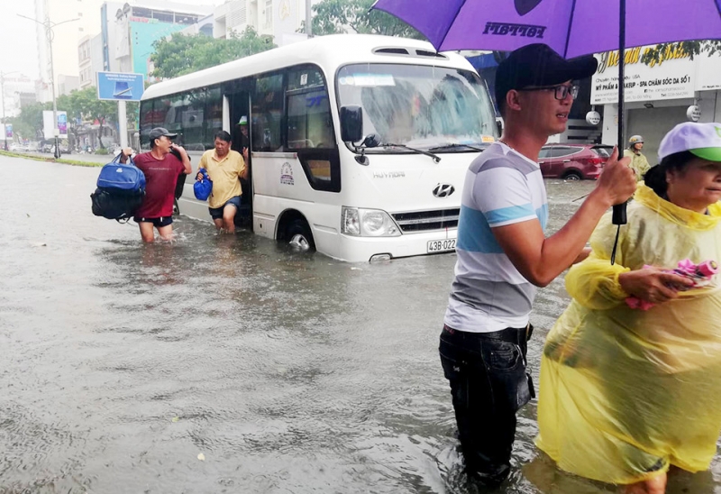 “Mưa to làm nước ngập lên gần 1 m nên tiệm kinh doanh của gia đình tôi phải tạm dừng”, ông Nguyễn Văn Lan, (trú đường Lê Duẩn, quận Hải Châu) cho biết