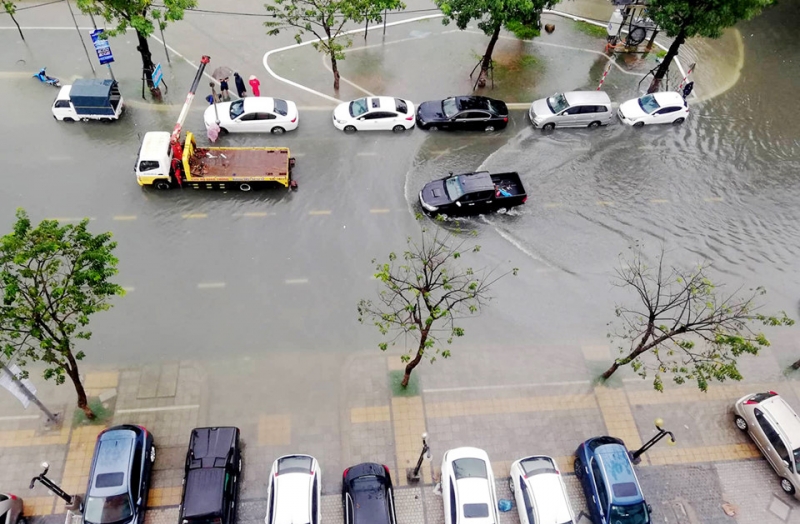 Hàng loạt ôtô bị chết máy nằm la liệt trên các tuyến đường