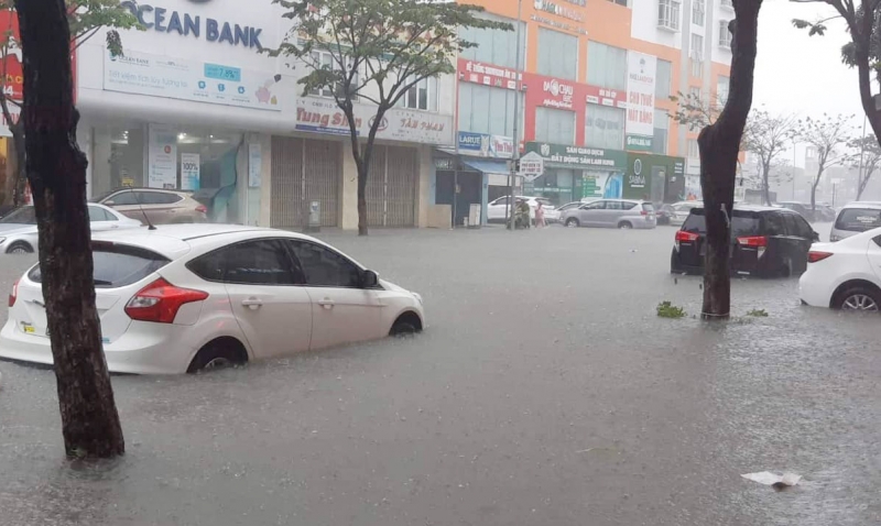 Rất nhiều ôtô không thể lưu thông qua tuyến đường Lê Duẩn. Các cửa hàng kinh doanh ở tuyến đường Lê Duẩn phải đóngcửa