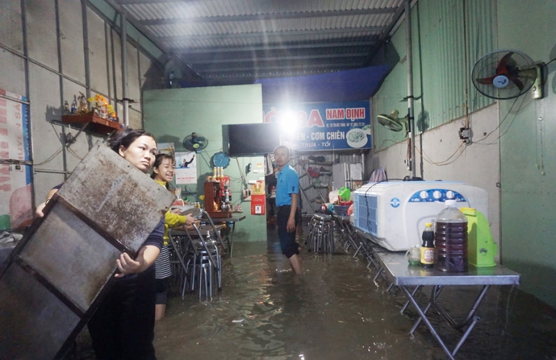 Cuộc sống sinh hoạt, buôn bán của người dân bị đảo lộn. Để tránh bị nước tràn vào gây hư hỏng, người dân phải kê dọn tài sản trên cao