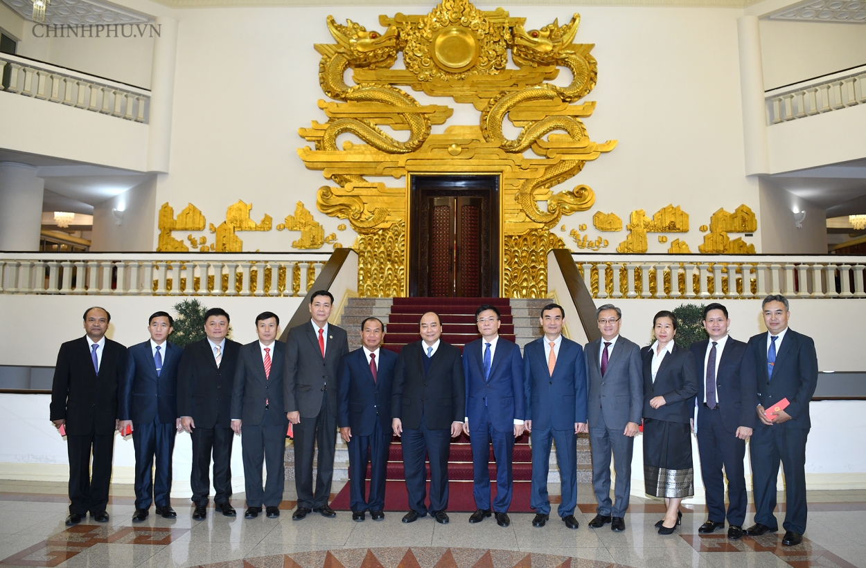 Thủ tướng và các đại biểu tham dự buổi tiếp chụp ảnh lưu niệm