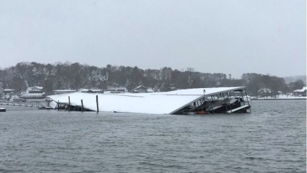 Một nhà thuyền ở Bắc Carolina bị bão tuyết phá hủy. Ảnh: Reuters
