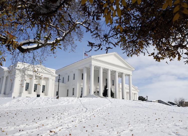 Tòa nhà Quốc hội Bang Virginia tuyết phủ trắng xoá. Ảnh: Richmond Times